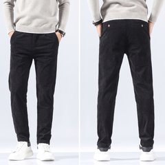 Pantalon homme slim côtelé noir, vue de face debout