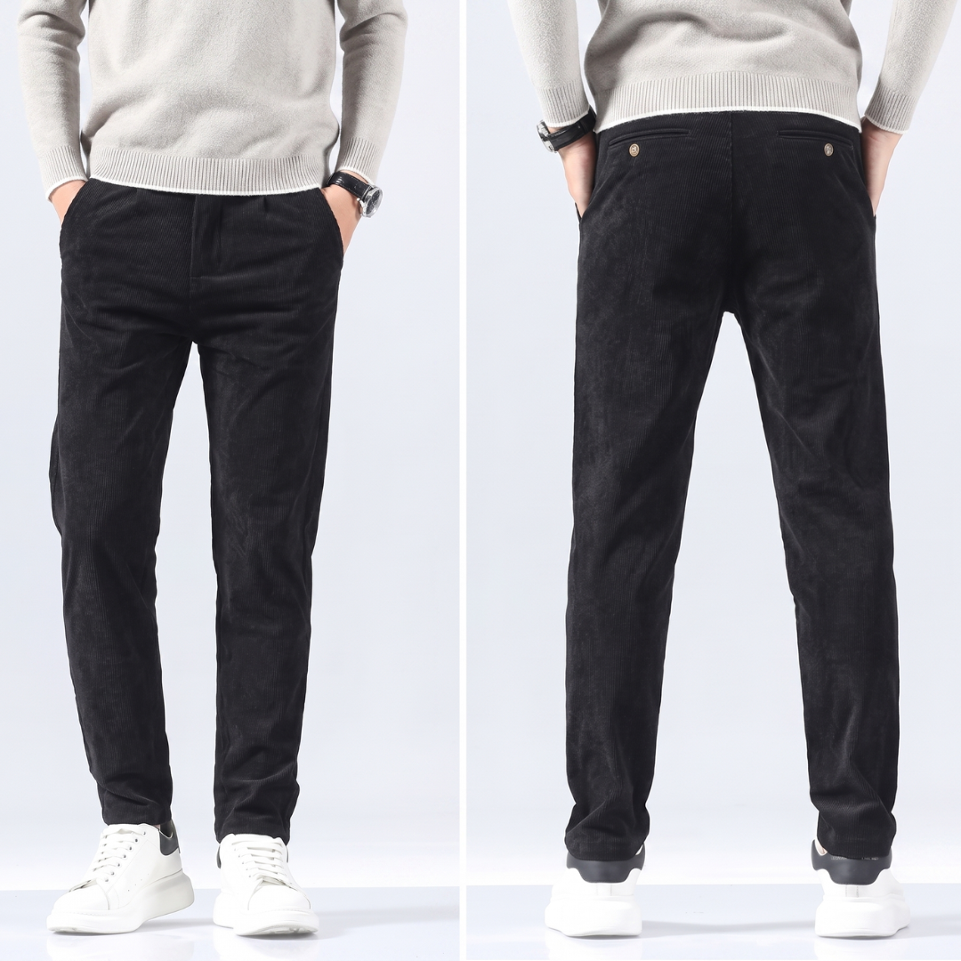 Pantalon homme slim côtelé noir, vue de face debout