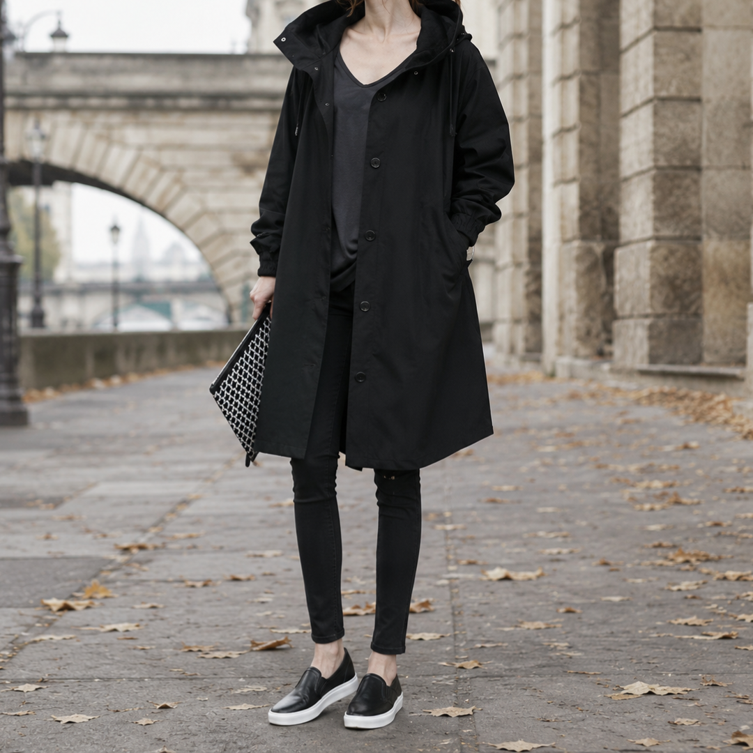 Parka à capuche femme noire mi-longue, boutonnage ton sur ton, allure monochrome