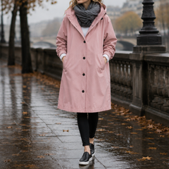 Parka à capuche femme rose poudré, boutons noirs, portée sur un quai parisien
