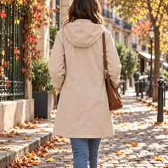 Dos d'une parka beige mi-longue avec capuche et couture froncée à la taille