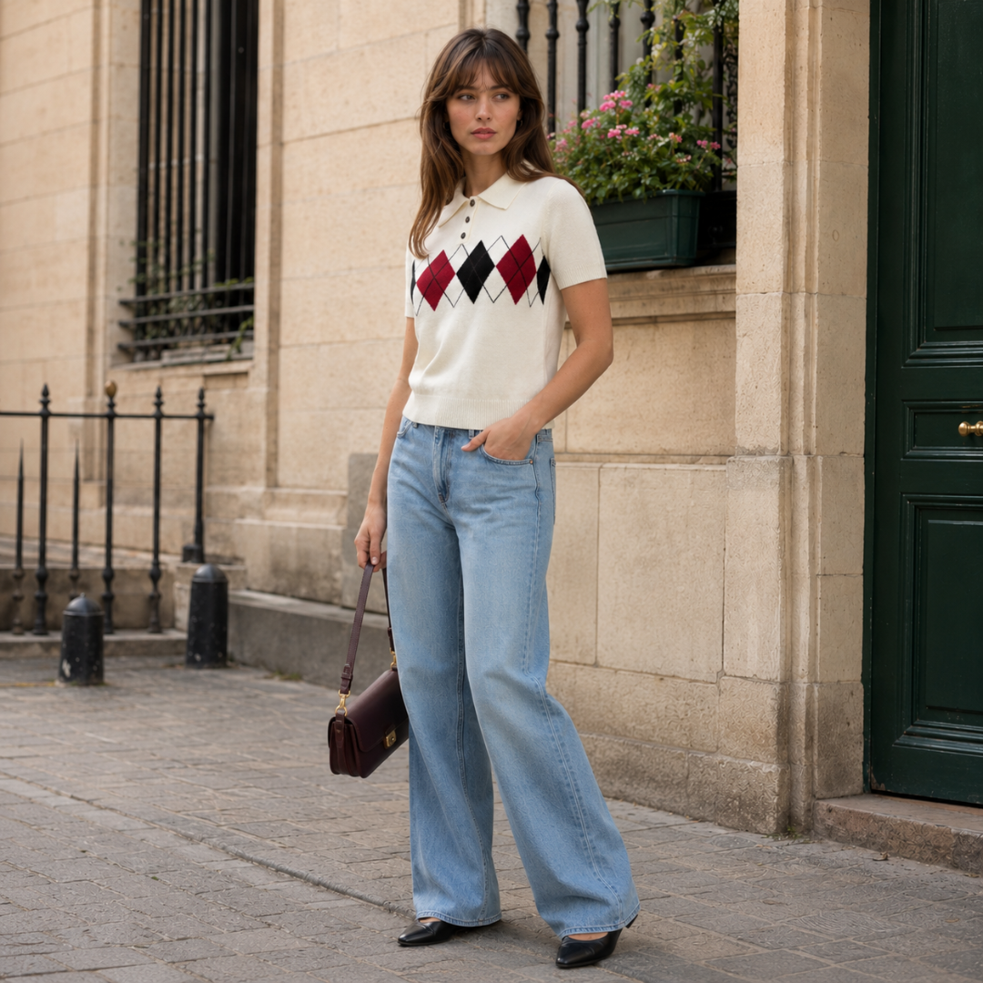 Polo blanc à manches courtes porté avec un pantalon large, motif losanges contrastés
