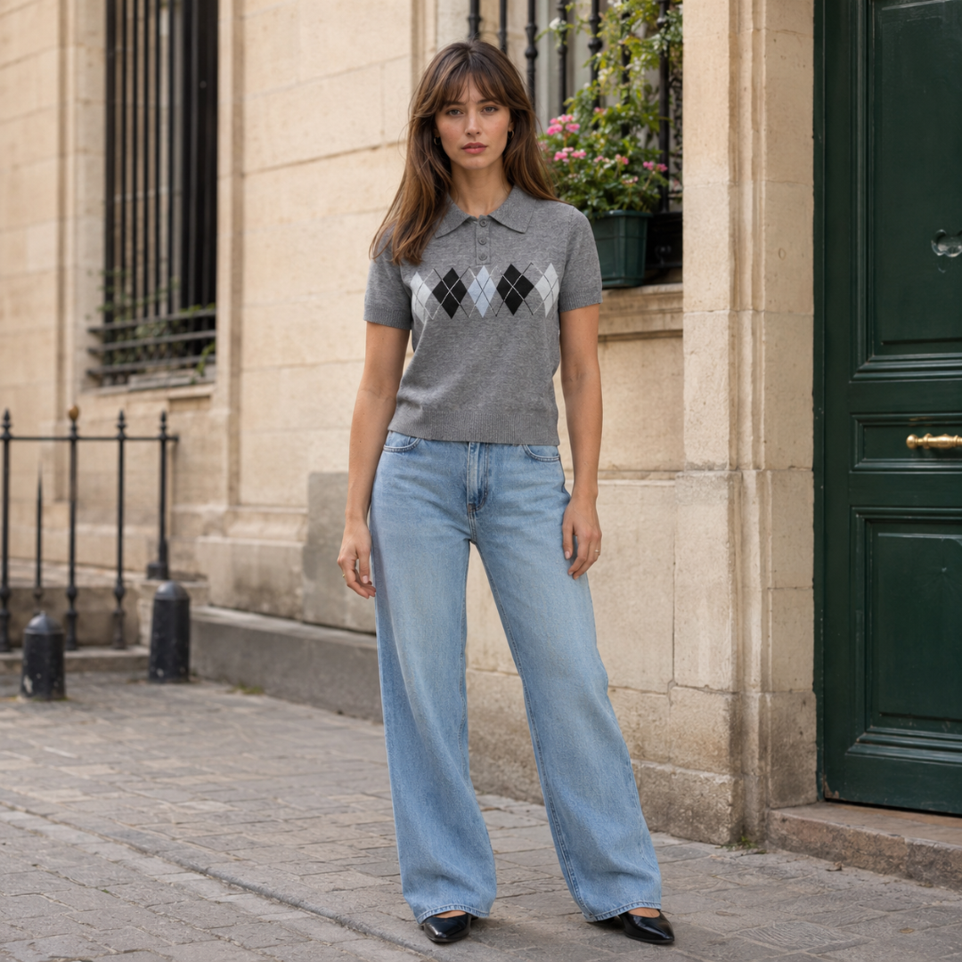 Polo femme gris chiné avec losanges noirs et blancs, col à trois boutons