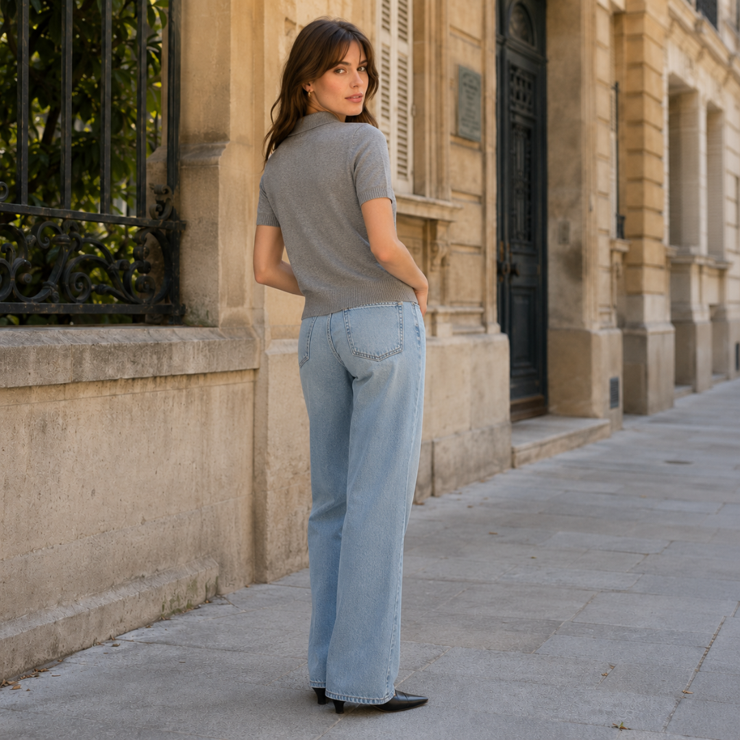 Dos du polo gris uni en maille, taille marquée par la bande côtelée