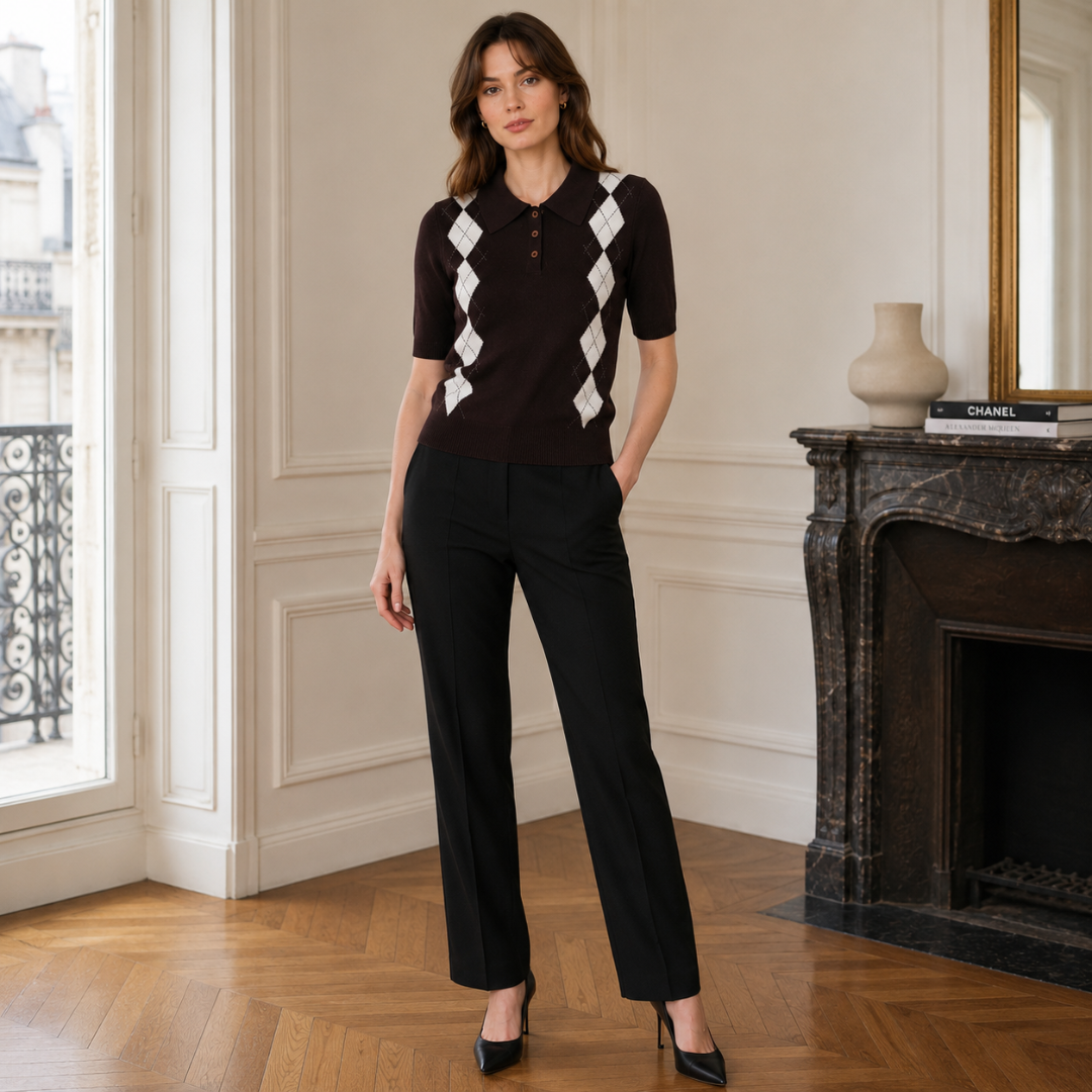 Polo femme marron en maille à losanges blancs, porté avec un pantalon noir