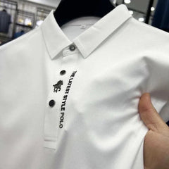 Gros plan sur le col et les boutons du polo blanc avec logo brodé
