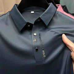 Gros plan sur le col boutonné bleu marine avec inscription brodée et logo métallique