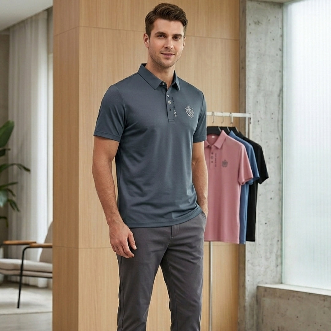 Polo homme bleu marine col boutonné suspendu sur cintre, vue de face