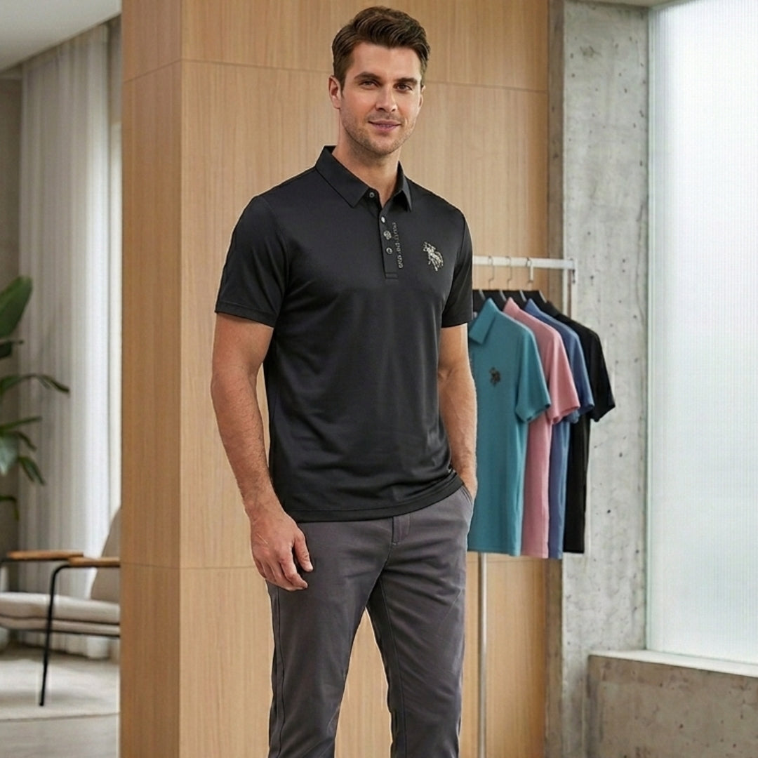 Polo homme noir col boutonné porté debout en intérieur, vue de face
