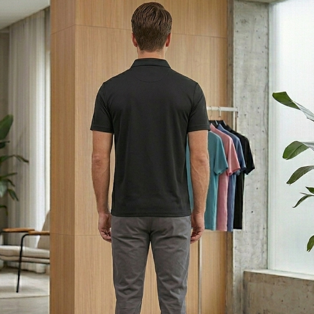Gros plan sur le col polo boutonné noir avec logo brodé discret