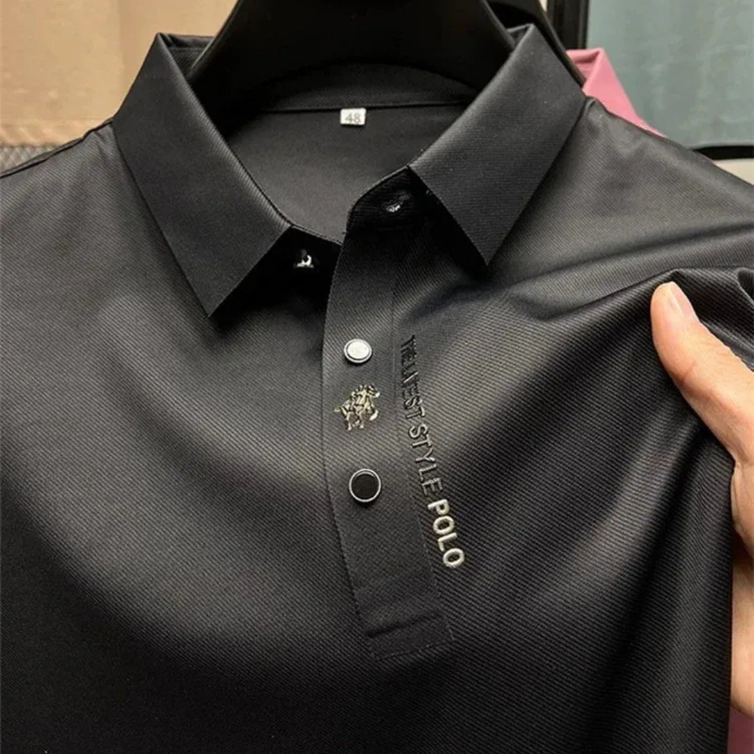 Gros plan sur la patte de boutonnage noire avec inscription brodée et logo métallique