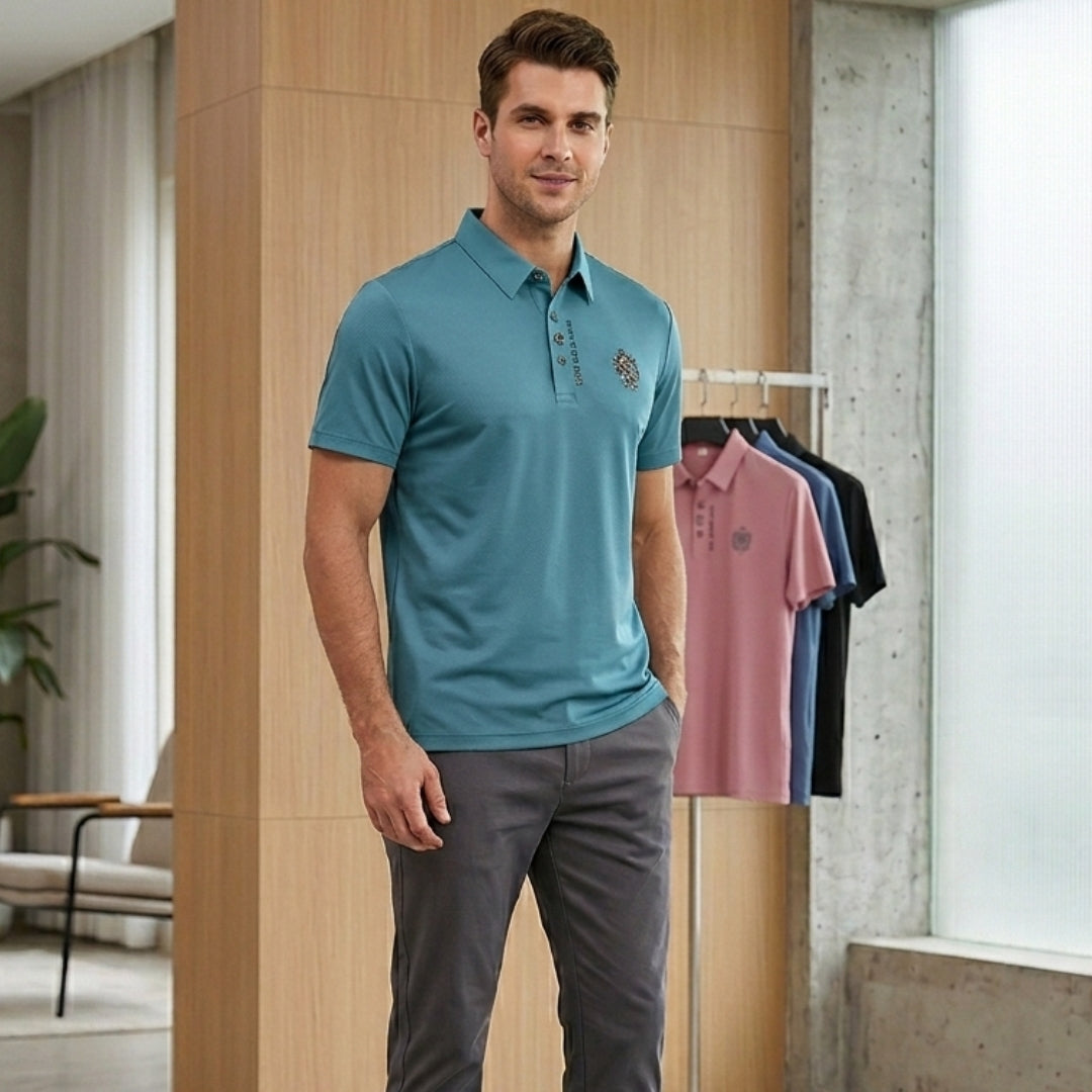 Polo homme vert porté debout, vue de face