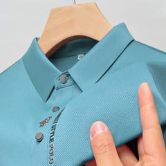 Gros plan sur le tissu texturé vert du polo homme