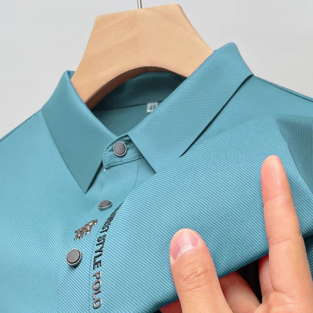 Gros plan sur le tissu texturé vert du polo homme