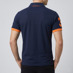 Polo homme bleu marine porté, silhouette complète vue de face