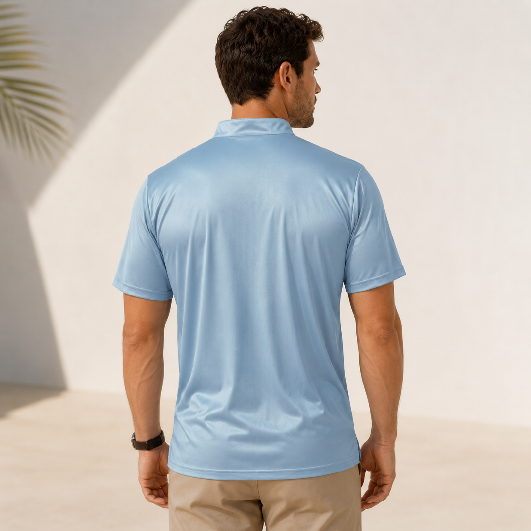 Polo bleu clair vu de dos, coupe ajustée sur fond extérieur