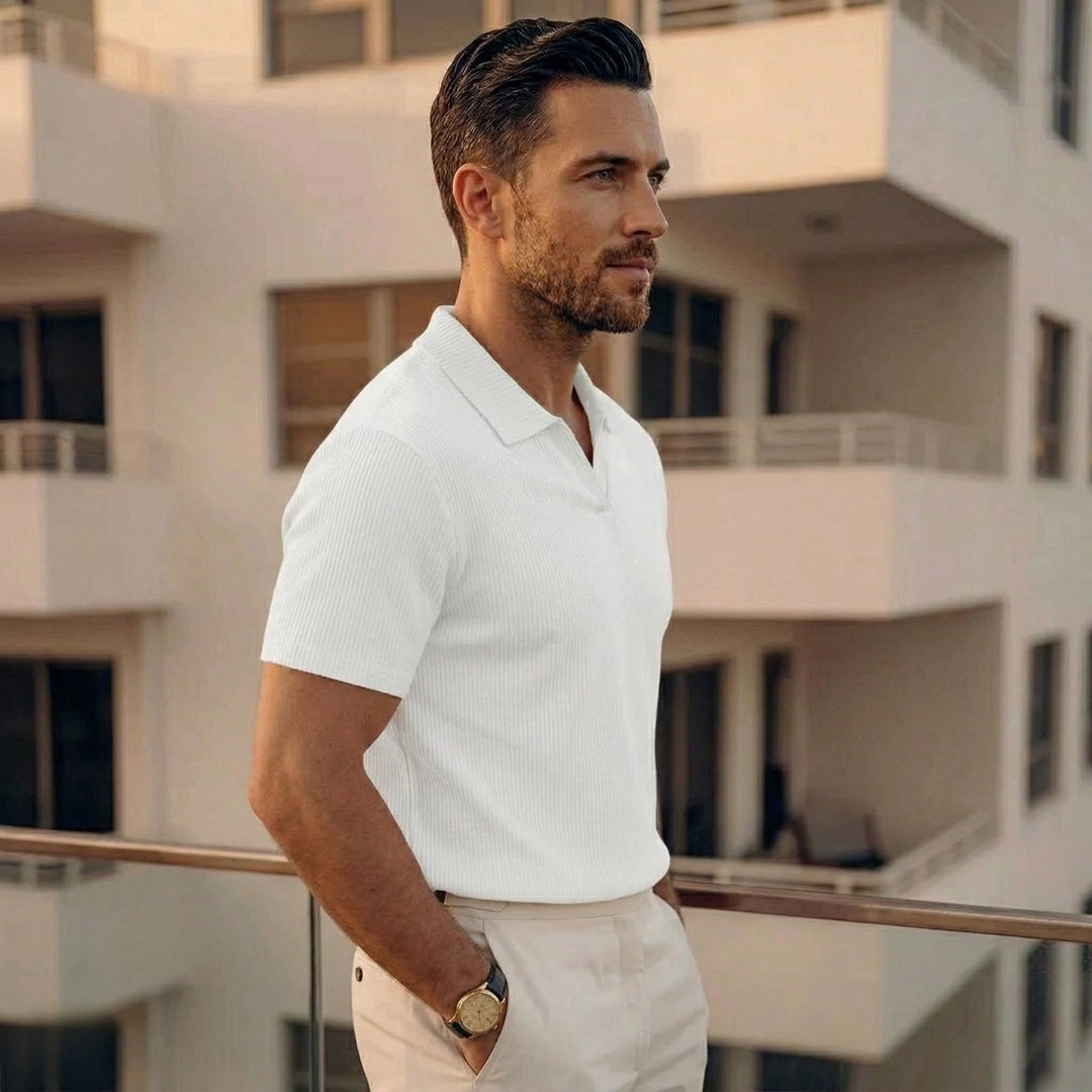 Polo homme blanc texturé de profil, col ouvert et manches courtes
