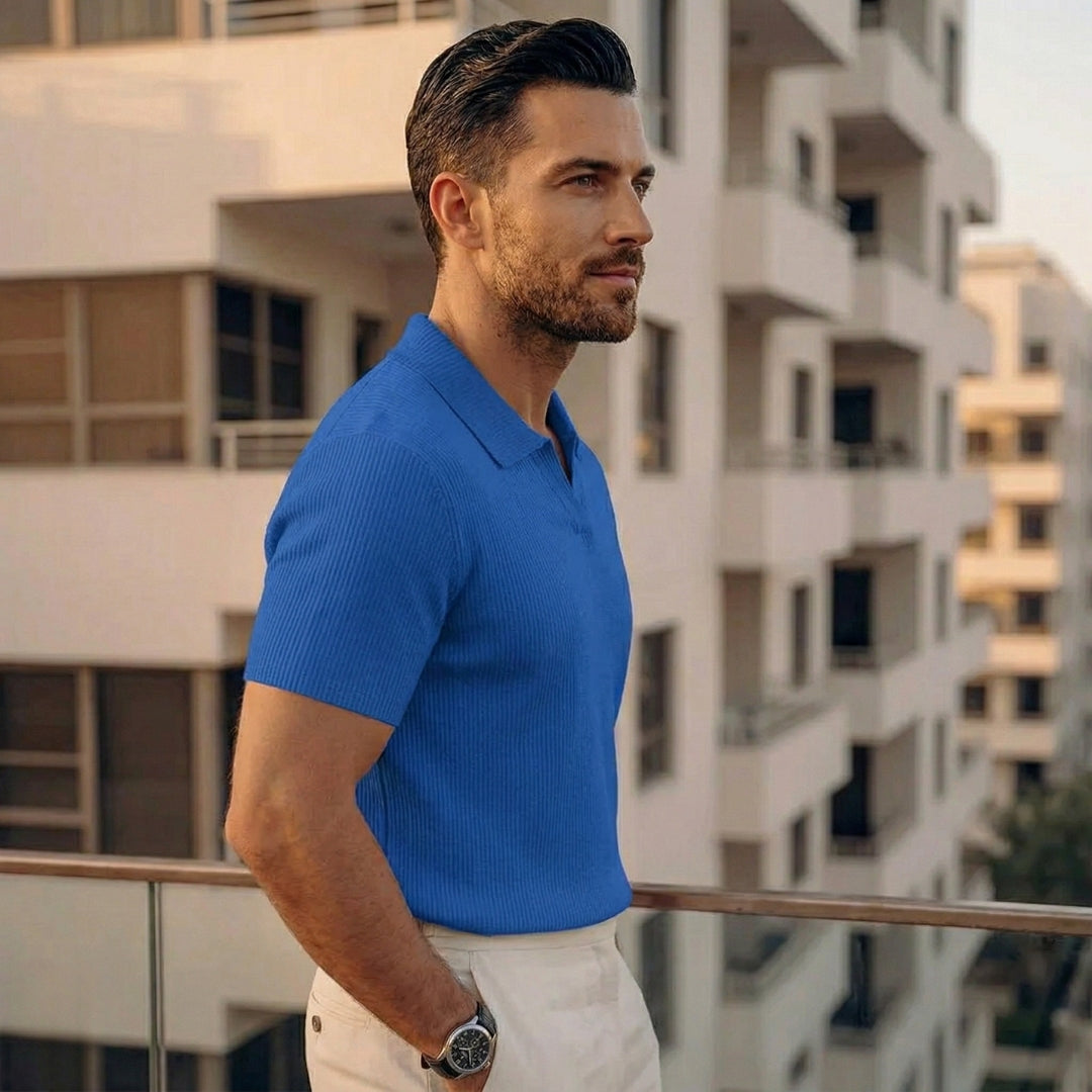 Homme portant un polo bleu saphir ajusté à maille côtelée en extérieur