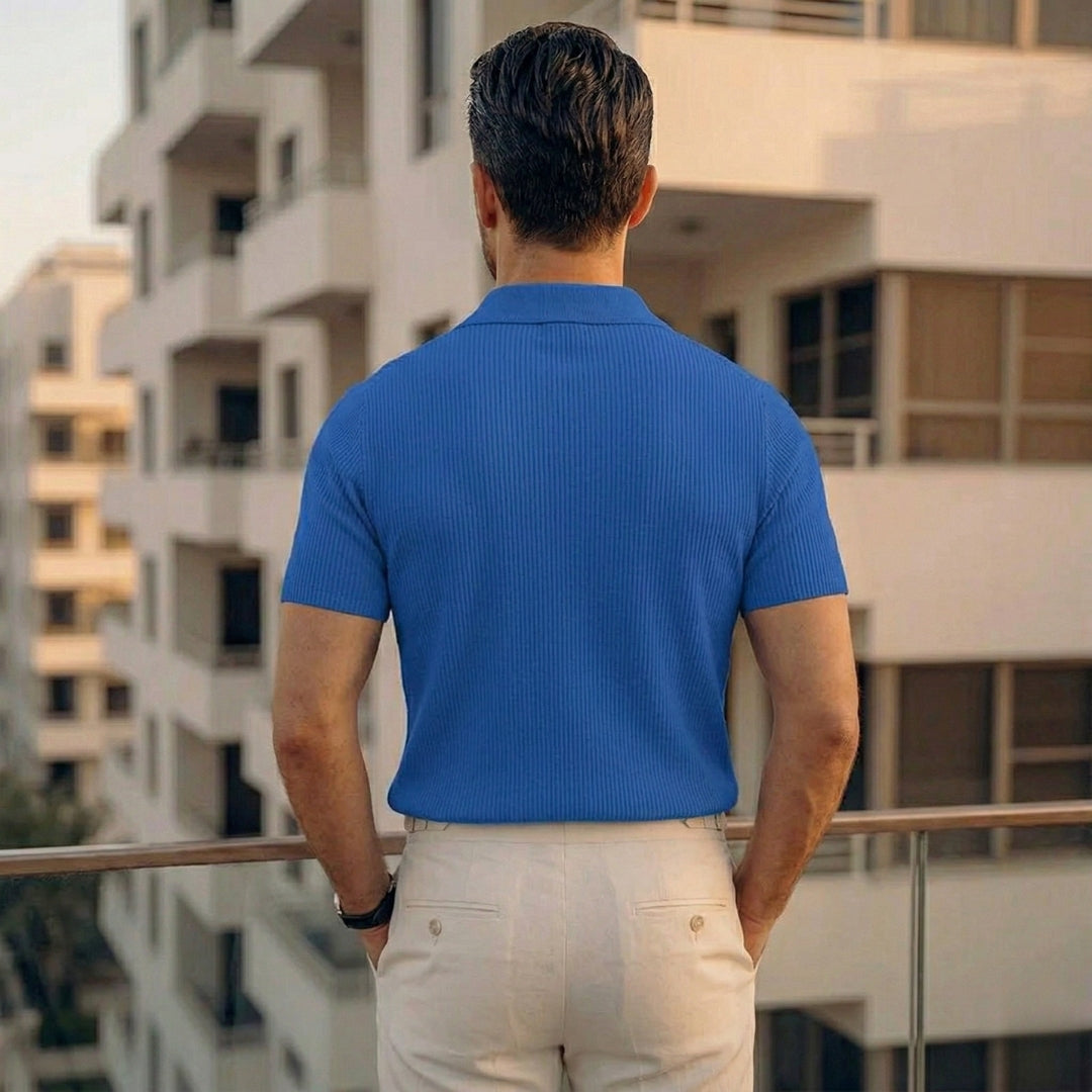 Polo homme bleu saphir vu de dos, coupe ajustée et maille verticale texturée