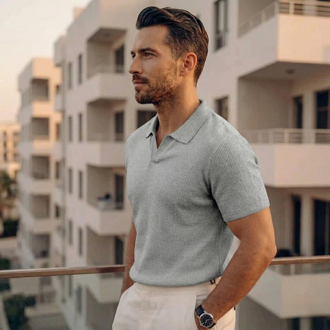 Polo homme gris clair texturé de profil, col ouvert et manches courtes