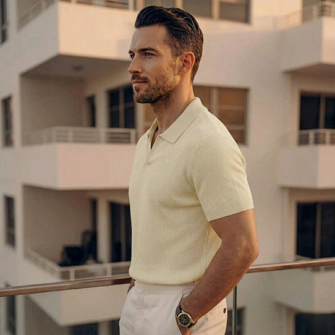 Polo homme jaune pâle texturé de profil, col ouvert et manches courtes