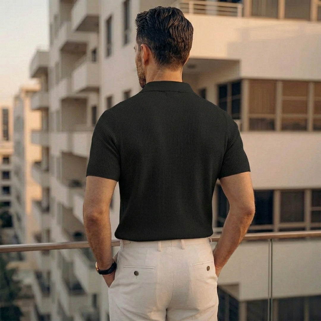 Polo homme noir vu de dos, coupe ajustée et maille verticale texturée