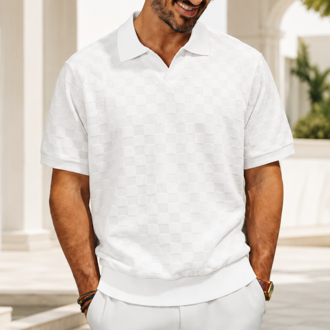 Polo homme blanc à col ouvert et maille damier texturée, porté en extérieur