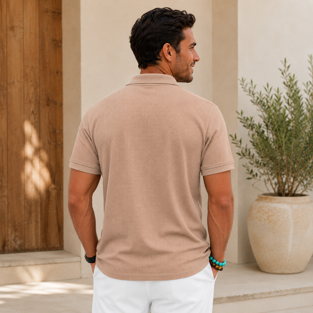 Polo homme kaki gaufré, vue de dos, coupe droite décontractée