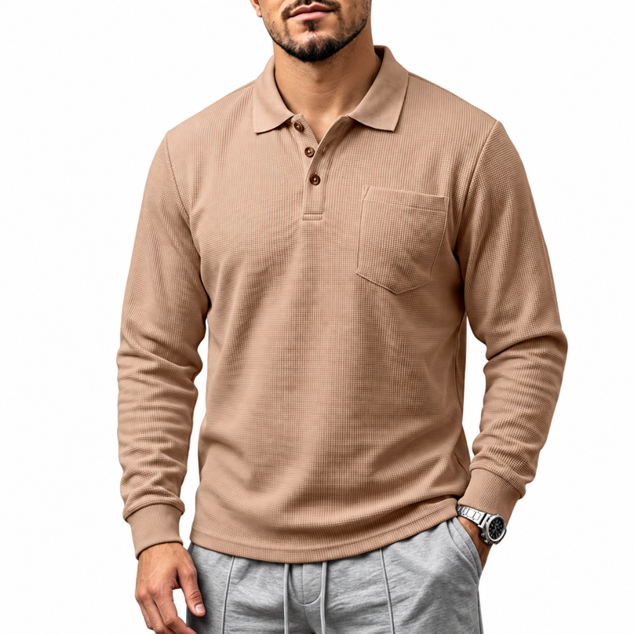 Polo homme manches longues beige porté de face, poche poitrine et boutons contrastants
