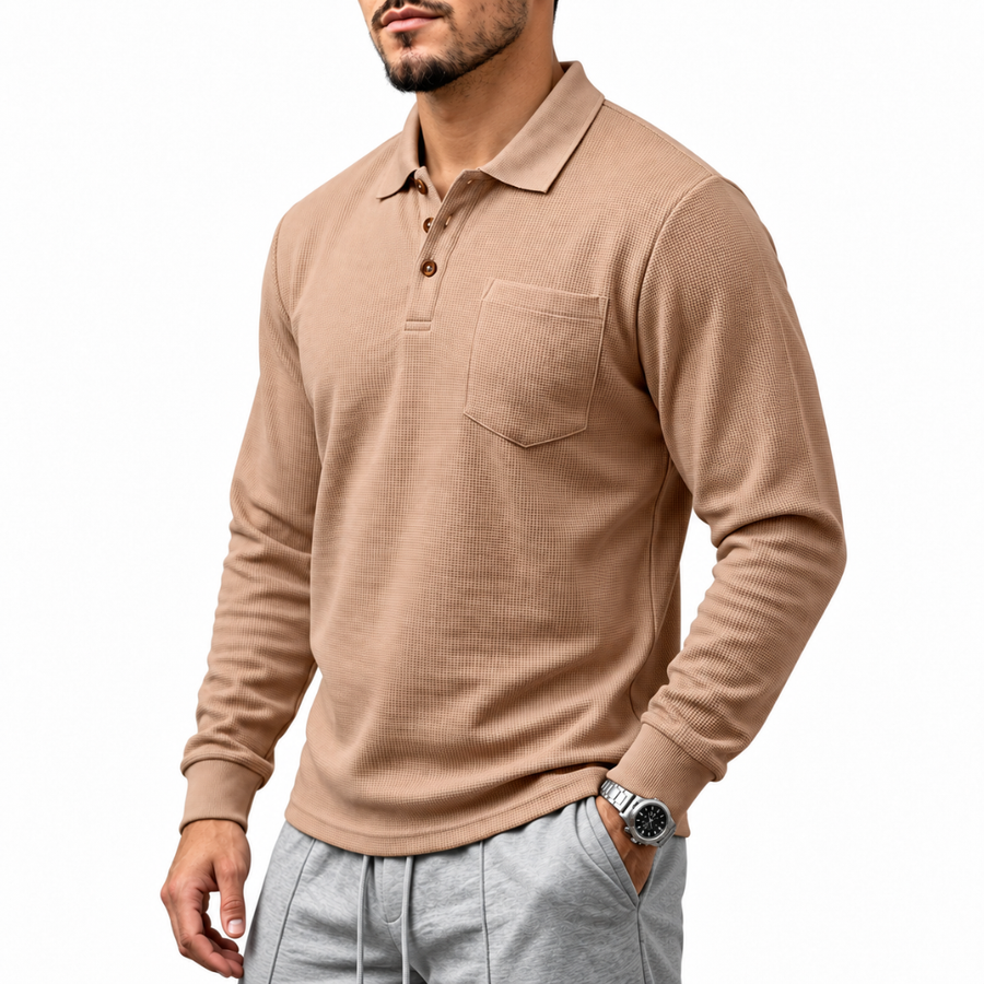 Polo homme beige vu de trois quarts, col ouvert et maille gaufrée visible