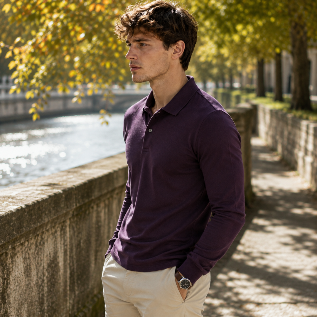Homme portant un polo bordeaux à manches longues avec un pantalon beige, vue trois quarts