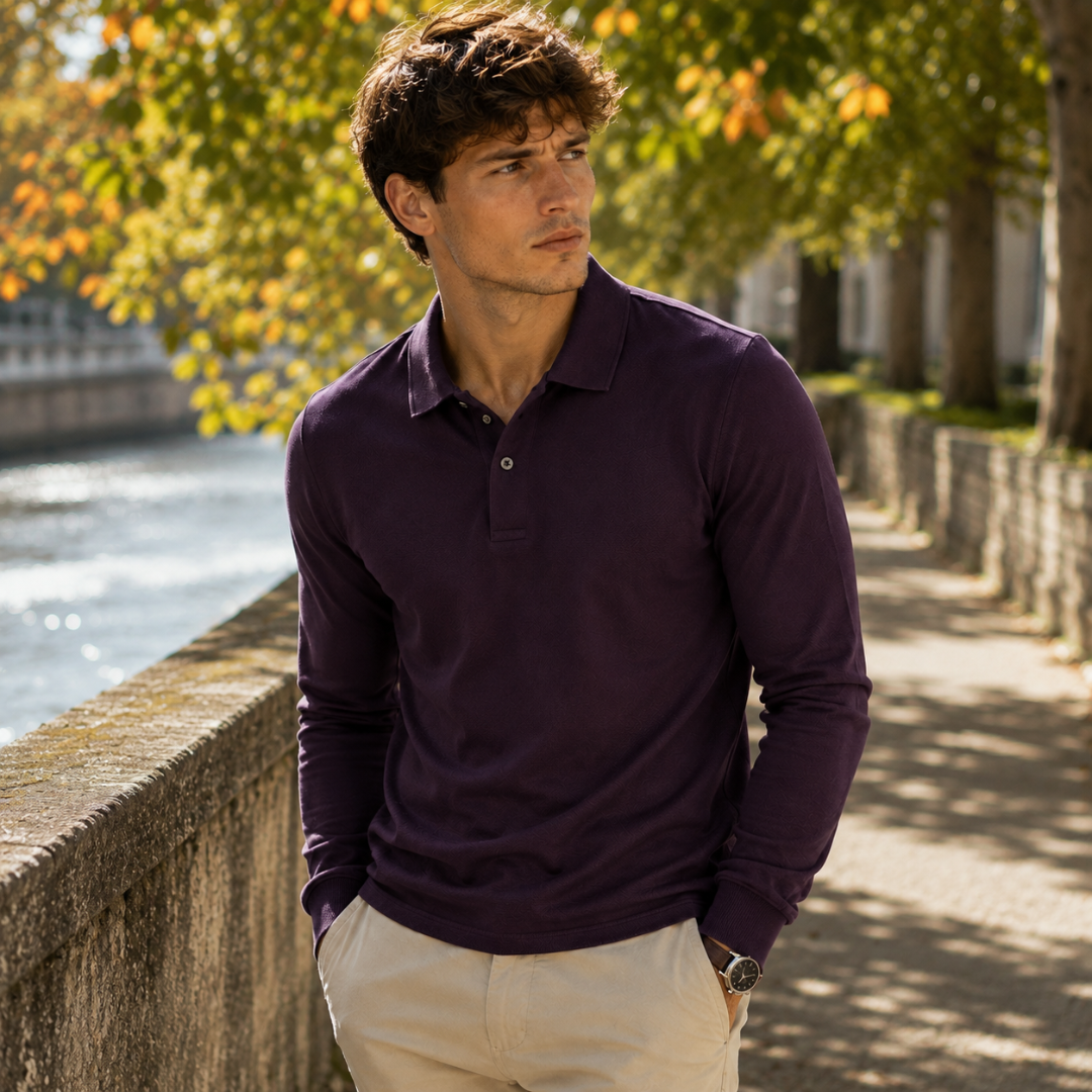 Polo homme bordeaux avec poignets côtelés et col ouvert, porté en extérieur