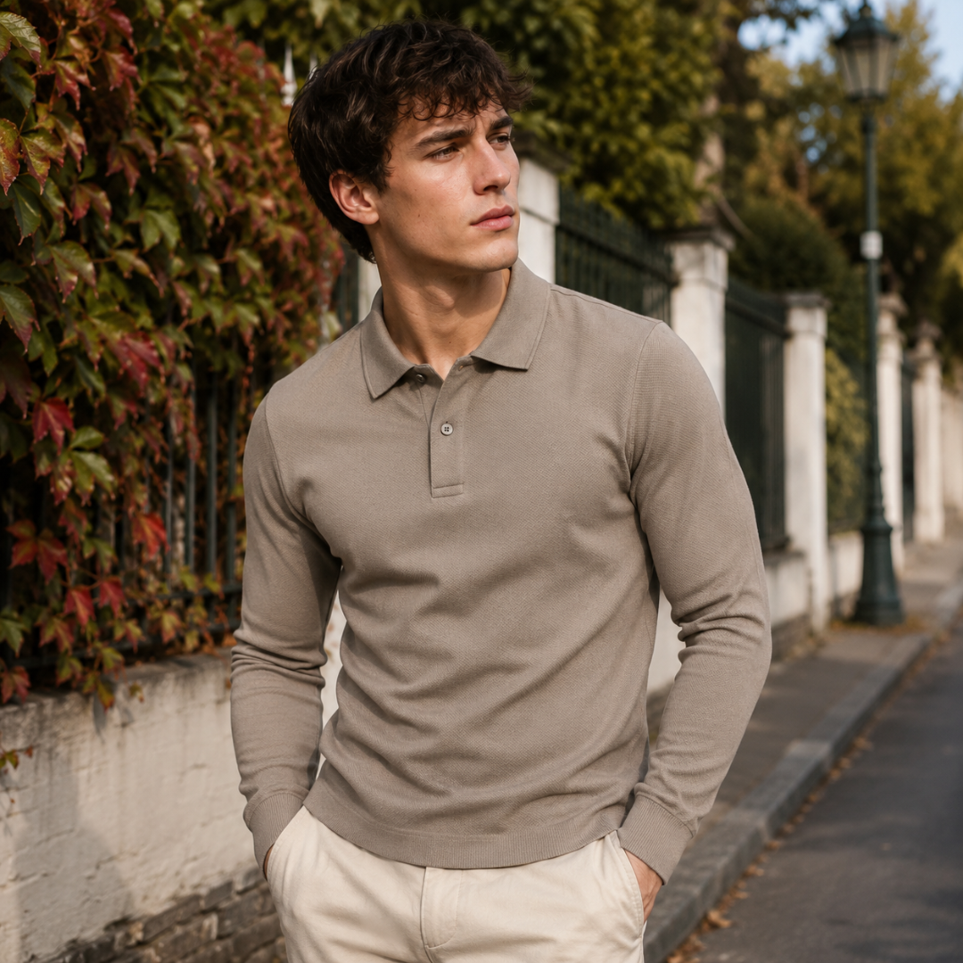 Polo homme taupe à manches longues, col ouvert et finitions côtelées