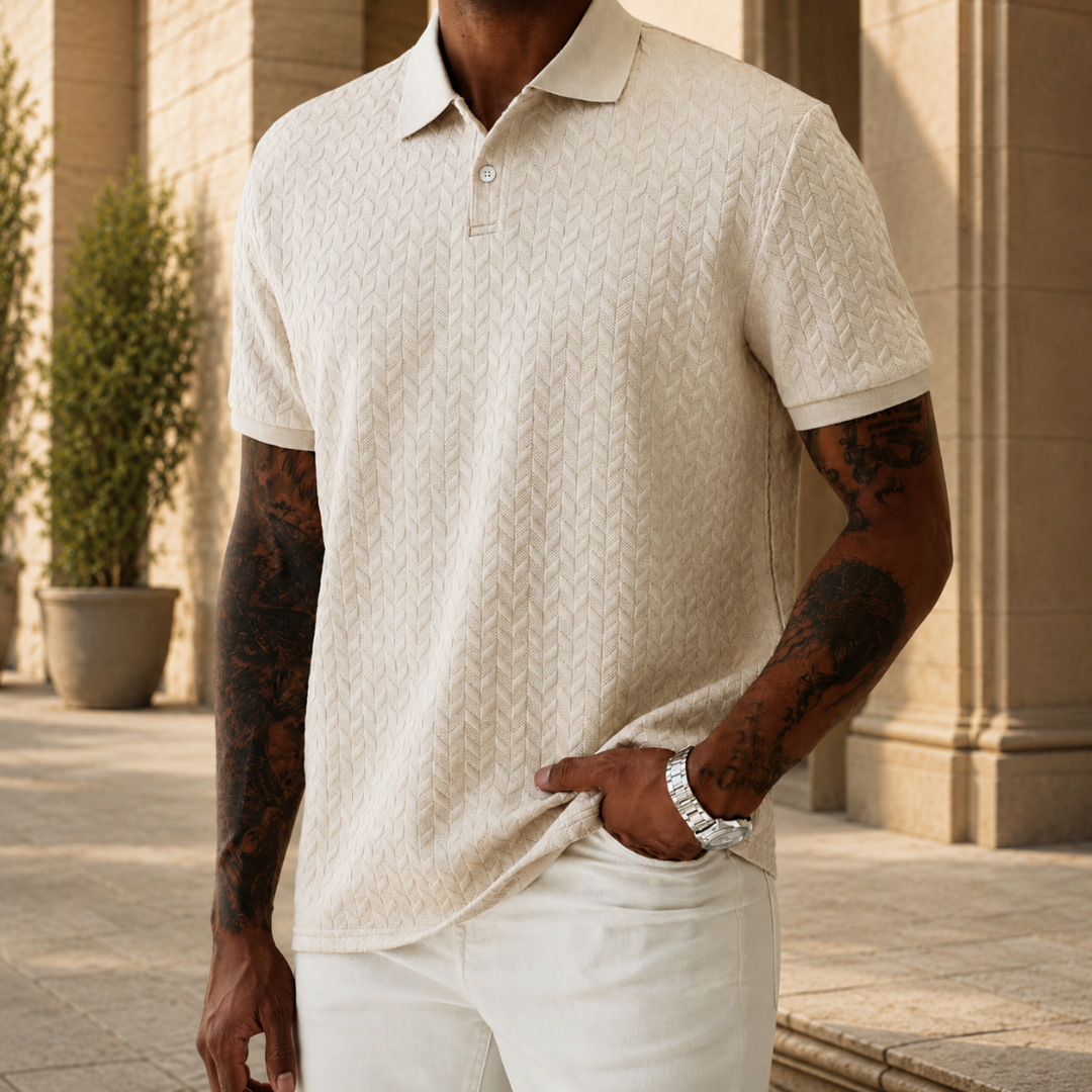 Polo beige à maille texturée, homme debout mains derrière le dos, lumière naturelle