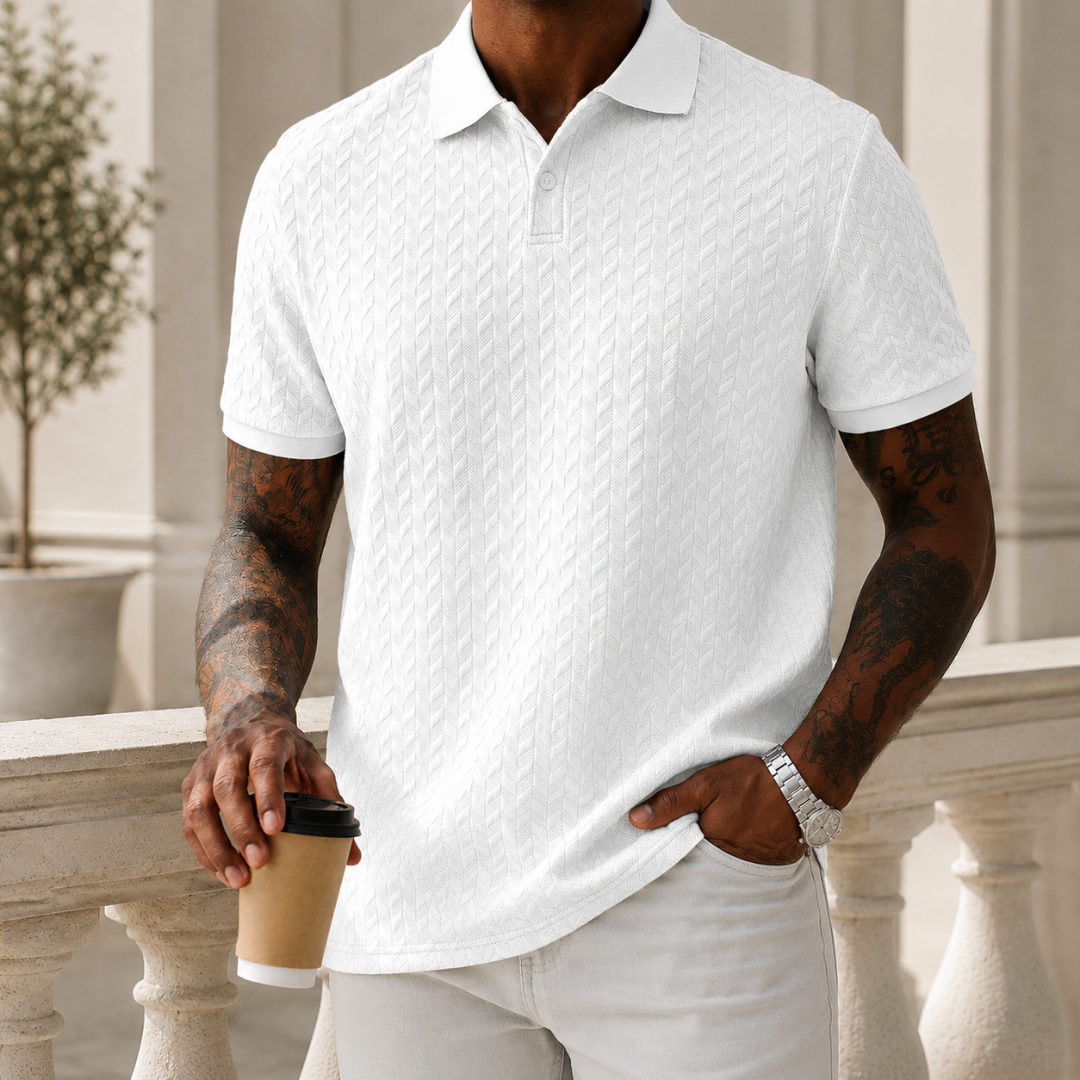Polo blanc à maille texturée, homme debout mains derrière le dos, ambiance estivale