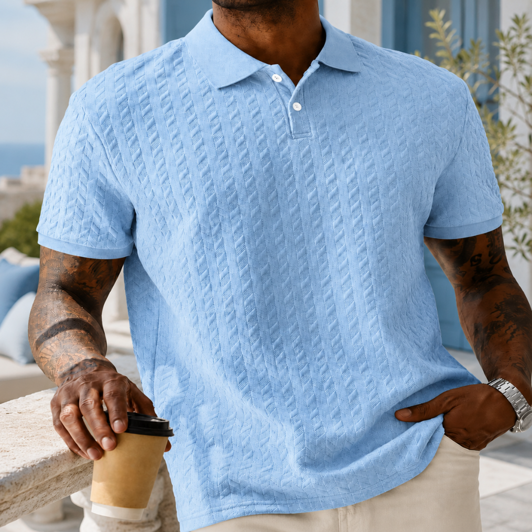 Polo bleu clair à maille texturée, homme tenant un gobelet de café en terrasse