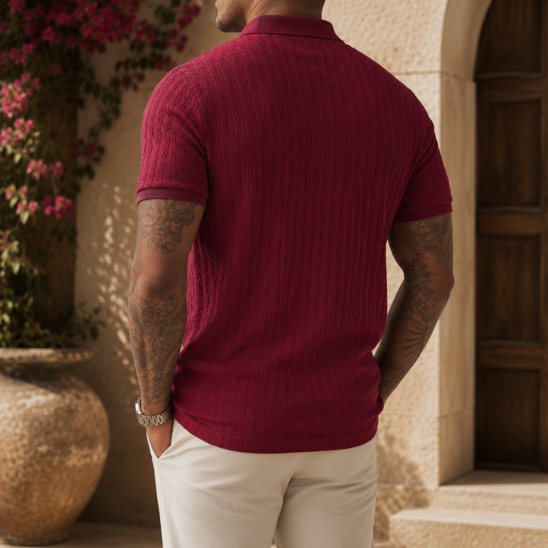 Polo rouge porté de face, mains croisées derrière le dos, style décontracté chic