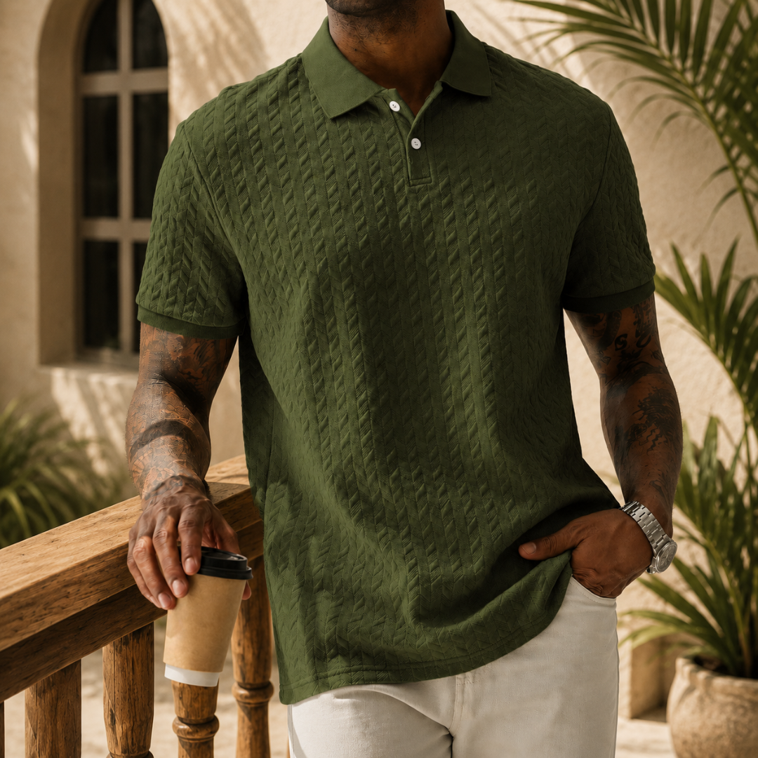 Polo vert à maille texturée, homme main sur la hanche, style décontracté élégant