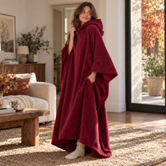 Poncho bordeaux à capuche doublée, pan relevé montrant la doublure bouclée