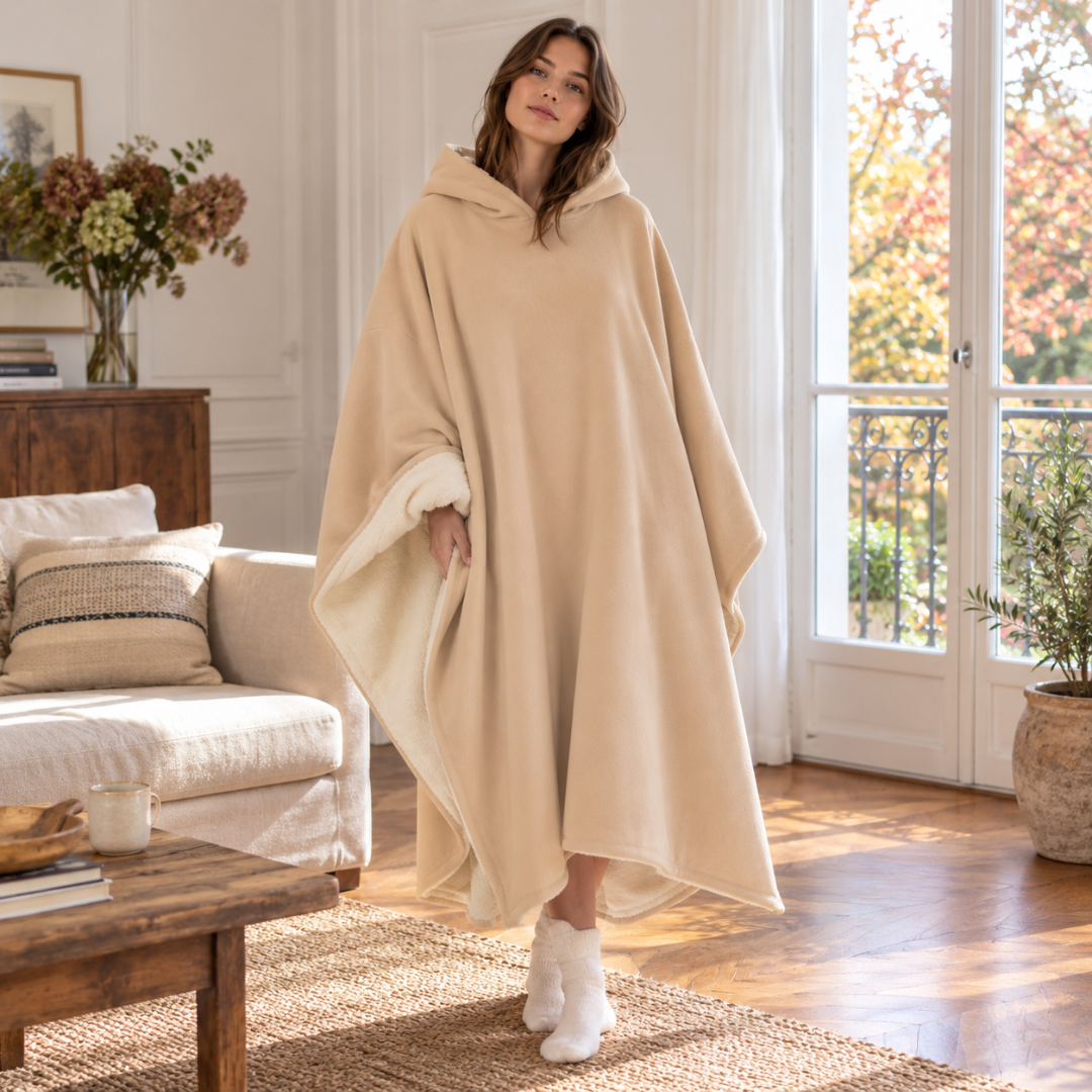 Poncho beige kaki à capuche, intérieur bouclé clair visible sur le côté