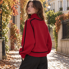 Pull rouge vu de dos, liserés noirs sur les épaules et bande côtelée en bas