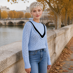 Pull femme bleu en maille ajourée avec bande noire en V sur le devant