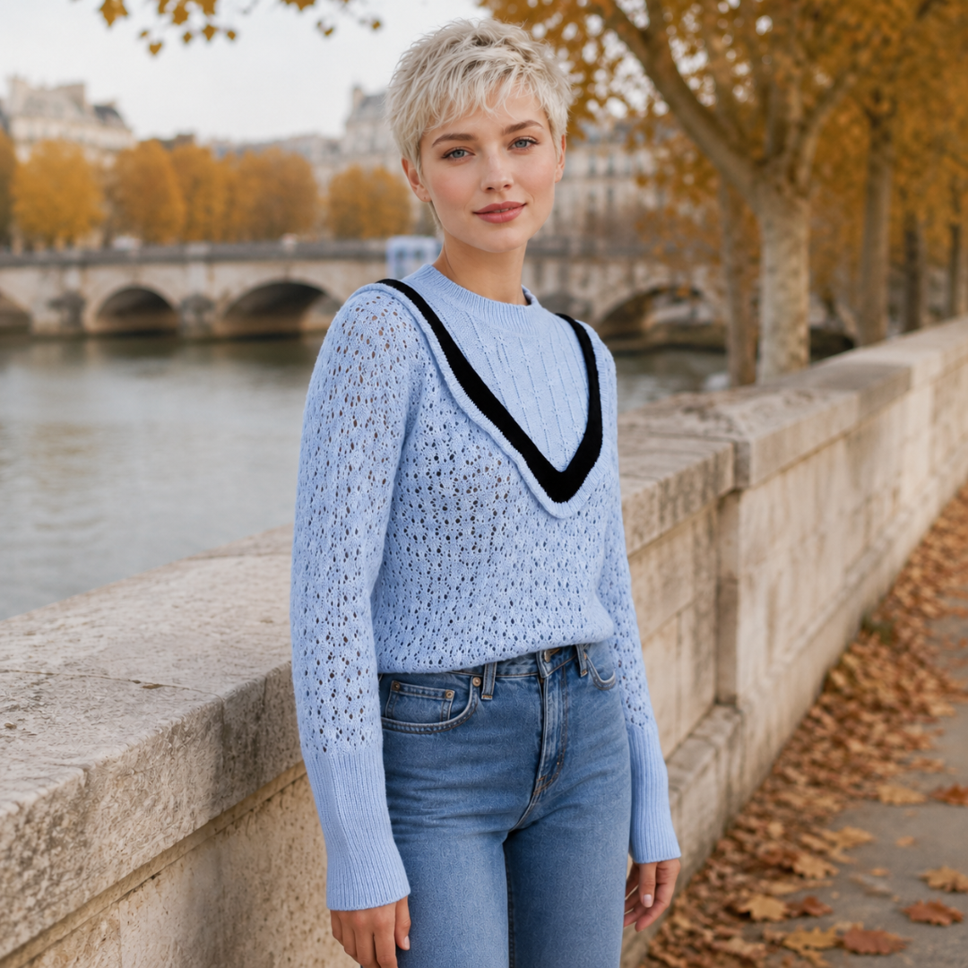 Pull femme bleu en maille ajourée avec bande noire en V sur le devant