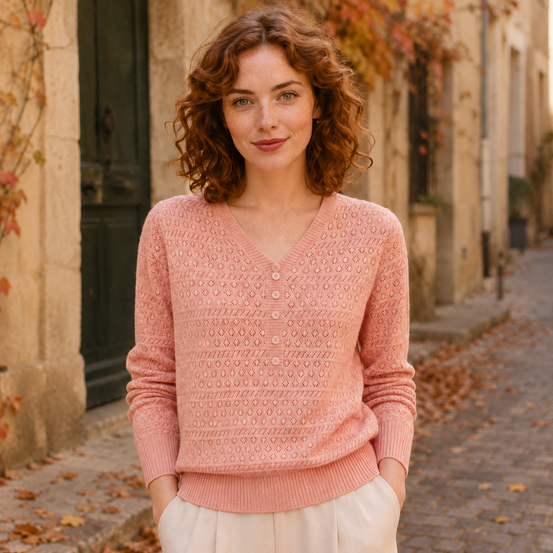 Pull femme rose en maille ajourée avec col V et patte de boutons
