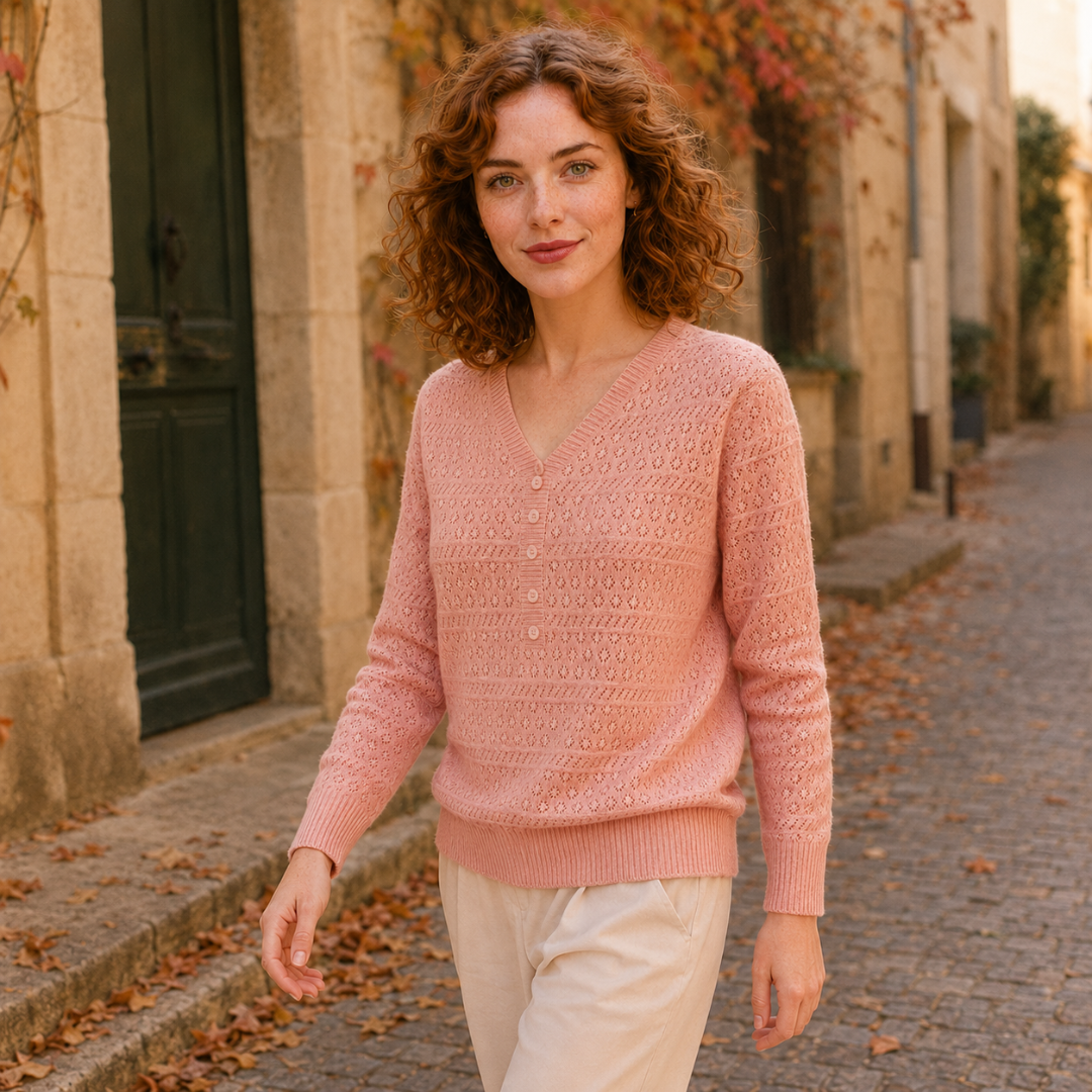 Pull femme rose à motifs ajourés, col V boutonné et bas côtelé large
