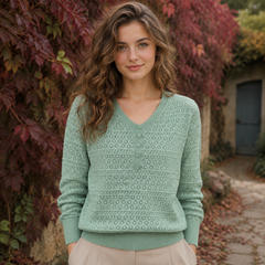 Pull femme vert en maille ajourée avec col V, boutons et bas côtelé
