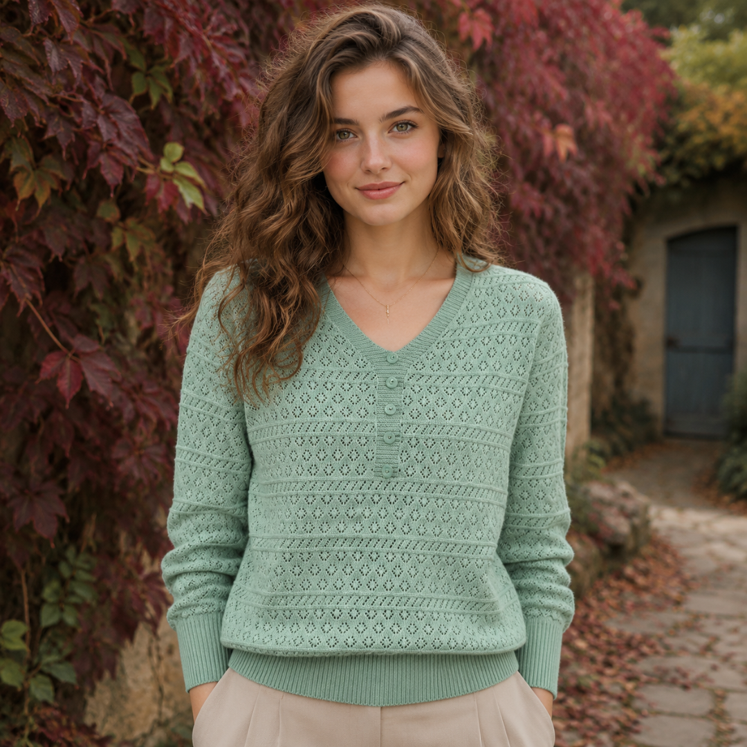 Pull femme vert en maille ajourée avec col V, boutons et bas côtelé