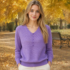 Pull femme violet ajouré, col V boutonné et poignets côtelés, en extérieur