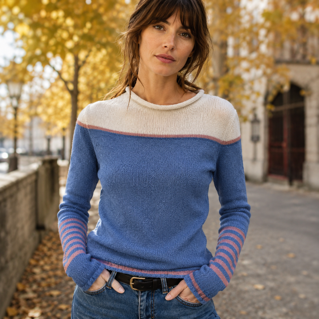 Pull femme bleu avec empiècement beige clair, col bateau roulé et manches rayées