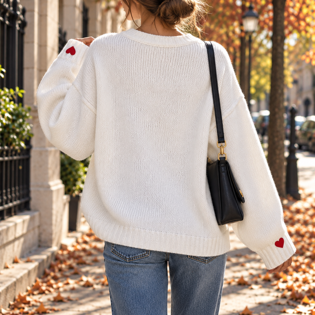 Dos du pull femme blanc en maille avec cœur brodé rouge au poignet